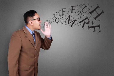 Ağzını geliyor alfabesi ile çığlık Genç Asyalı işadamı portresi