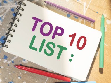 Top 10 listesi, iş motivasyonel ilham verici tırnak, tipografi üstten görünüm kavramı harflerle kelimeler