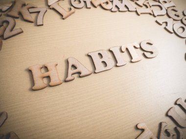 Alışkanlıkları. Motivasyonel iş tırnak, tipografi kavramı yazı ahşap kelime