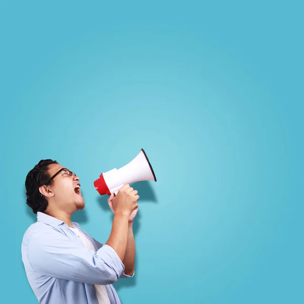 Jovem Asiático Vestindo Gritando Com Megafone Sobre Fundo Azul Com — Fotografia de Stock