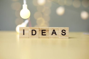 Fikirleri, iş motivasyonel ilham tırnak, ahşap kelime tipografi yazı kavramı