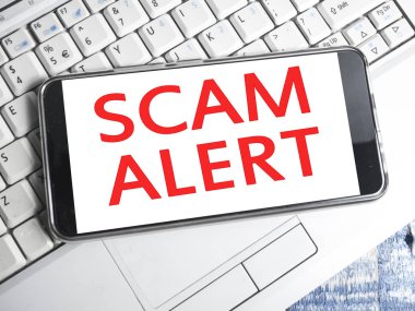 Scam Uyarısı, Internet sahte tırnak, kelime tipografi üstten görünüm yazı kavramı