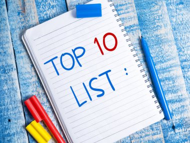Top 10 listesi, iş motivasyonel ilham verici tırnak, tipografi üstten görünüm kavramı harflerle kelimeler