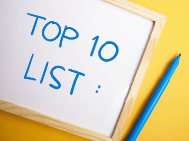 Top 10 listesi, iş motivasyonel ilham verici tırnak, tipografi üstten görünüm kavramı harflerle kelimeler