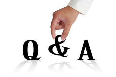 Q & A, sorular ve cevaplar. Motivasyonel internet iş tipografi kavramı yazı tırnak kelime. İşadamı mektup beyaz üzerine yerleştir