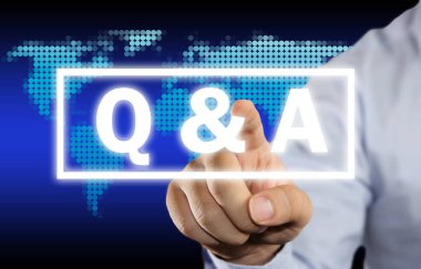 Q & A, sorular ve cevaplar. Motivasyonel internet iş tipografi kavramı yazı tırnak kelime. İşadamı sanal ekran düğmesini tıklatın