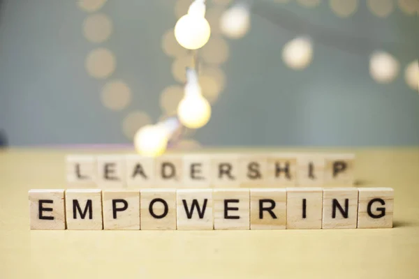 Leadership Empowering Business Motivational Finance Citazioni Motivazionali Parole Legno Tipografia — Foto Stock