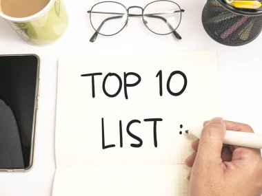 Top 10 listesi, iş motivasyonel ilham verici tırnak, tipografi üstten görünüm kavramı harflerle kelimeler
