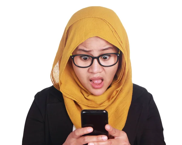 Joven Mujer Negocios Asiática Vistiendo Traje Expresión Impactada Mirando Teléfono —  Fotos de Stock