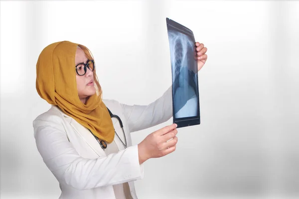 Portrait Intellectual Asian Muslim Woman Healthcare Personnel White Labcoat Hijab — Stock Photo, Image