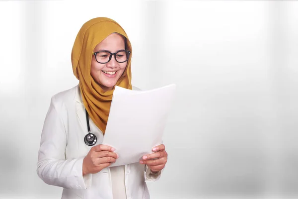 Retrato Feliz Sonriente Mujer Musulmana Asiática Usando Hijab Suite Confianza — Foto de Stock
