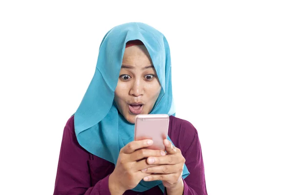 Портрет Молодой Азиатки Мусульманки Получает Хорошие Новости Телефону Счастливое Удивленное — стоковое фото