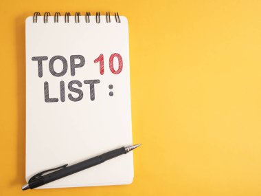 Top 10 listesi, iş motivasyonel ilham verici tırnak, tipografi üstten görünüm kavramı harflerle kelimeler
