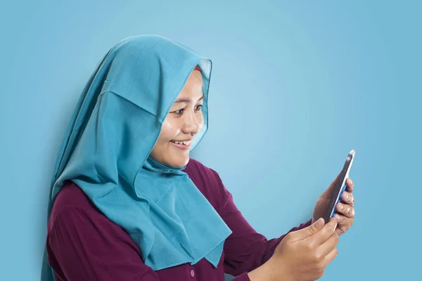 Giovane Donna Affari Asiatica Giacca Cravatta Hijab Con Tablet Espressione — Foto Stock