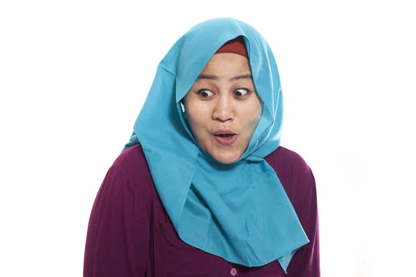驚いて開いた口と 白で隔離 側にいる幸せなヒジャーブを着ている美しいアジアのイスラム教徒の女性の肖像画 — ストック写真