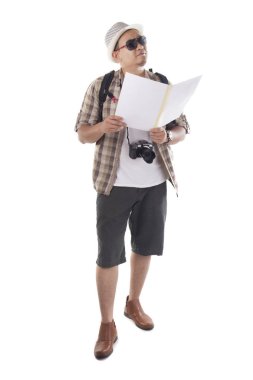 İnsanlar kavramı seyahat. Asyalı erkek backpacker turist şapka, siyah güneş gözlüğü, kamera ve üzerinde beyaz izole sırt çantası takmış portresi. Tam vücut portre. Haritaya bakıyordum