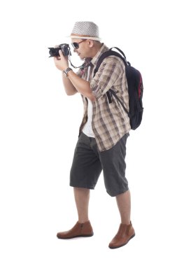 İnsanlar kavramı seyahat. Asyalı erkek backpacker fotoğrafçı turist üzerinde beyaz izole portresi. Tam vücut portre. Onun mirrorrless ile fotoğraf çekmek