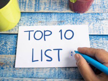 Top 10 listesi, iş motivasyonel ilham verici tırnak, tipografi üstten görünüm kavramı harflerle kelimeler