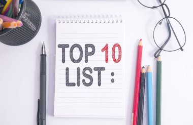 Top 10 listesi, iş motivasyonel ilham verici tırnak, tipografi üstten görünüm kavramı harflerle kelimeler