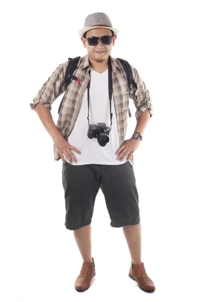 旅行人のコンセプトです 黒いサングラス カメラ 白で隔離のバックパックを身に着けているアジア男性バックパッカー観光の肖像画 全身肖像画 笑顔の幸せなジェスチャー — ストック写真