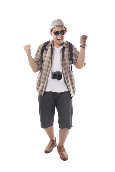 旅行人のコンセプトです 黒いサングラス カメラ 白で隔離のバックパックを身に着けているアジア男性バックパッカー観光の肖像画 幸せな勝利ジェスチャーを示す全身肖像画 — ストック写真