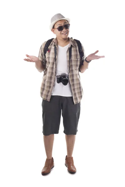 旅行人のコンセプトです 黒いサングラス カメラ 白で隔離のバックパックを身に着けているアジア男性バックパッカー観光の肖像画 全身肖像画 ジェスチャー肩をすくめる肩を混同します — ストック写真