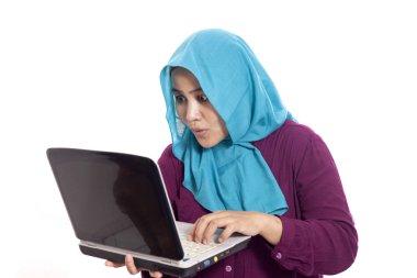 Takım elbise ve hijab sürpriz onu laptop bakıldığında giyen genç Asyalı işkadını. Beyaz izole. Vücut portre kadar kapatın