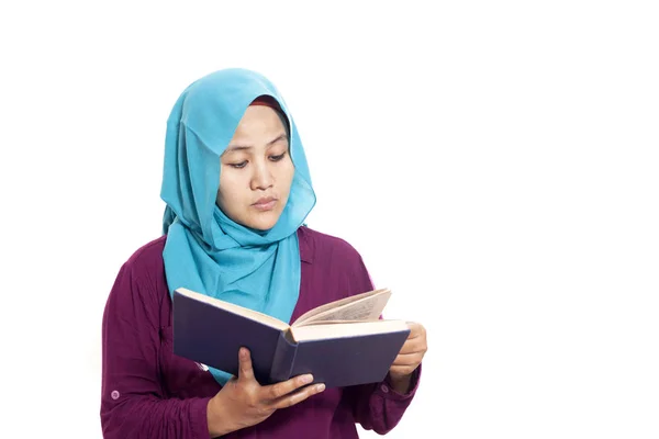 Портрет Молодой Мусульманской Предпринимательницы Носящей Хиджаб Читающей Книгу Серьезно Изолированную — стоковое фото