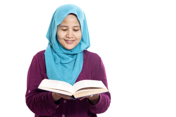 Porträt Einer Jungen Muslimischen Geschäftsfrau Die Hijab Trägt Buch Liest — Stockfoto