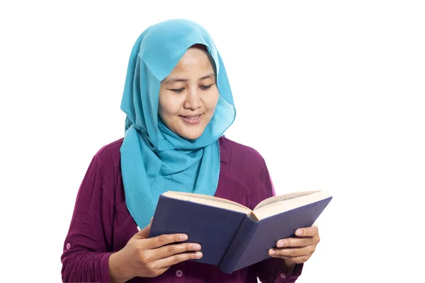 Portrét Mladé Muslimské Podnikatelka Nošení Hidžábu Při Čtení Knihy Usmívá — Stock fotografie