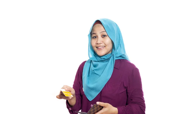 Retrato Ásia Muçulmano Senhora Sorrindo Feliz Oferecendo Cartão Crédito Isolado — Fotografia de Stock