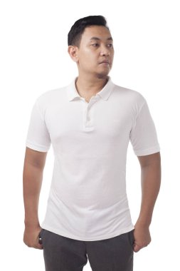 Polo t-shirt sahte açık görünümü kadar beyaz. Erkek model aşınma düz beyaz gömlek mockup. Polo gömlek tasarım şablonu. Boş tees için yazdırma