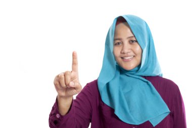 Mutlu bir şekilde işaret veya sanal ekran dokunarak parmak ile gülümseyen Asyalı Müslüman kadın portresi, bir numara işareti alanı şablonu kopyalayın. Beyaz izole
