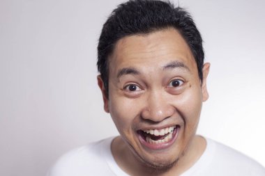 Fotoğraf resim komik şirin Asyalı adamın gülümseyen headshot portre kadar yakın gülüyor,