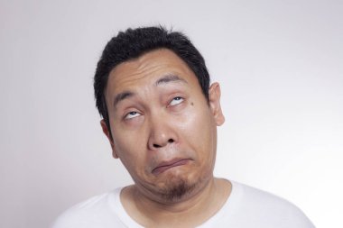 Komik çekici Asya adam tembel gösterilen esneme yorgun genç portresi alaycı ifade sıkılmış