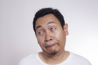 Komik çekici Asya adam tembel gösterilen esneme yorgun genç portresi alaycı ifade sıkılmış