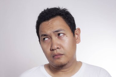 Komik Asya adam düşünme görüntü fotoğraf ve ararken, headshot portre kadar beyaz arka plan üzerinde kapatın