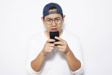 Çekici genç Asyalı adam telefonda, ciddi ifade sohbet mesaj okuma