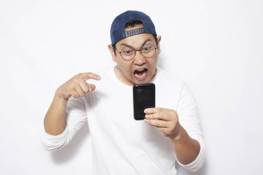 Çekici genç Asyalı adam telefonda, kızgın kızgın ifade sohbet mesaj okuma