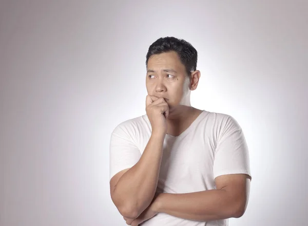 Jóvenes Hombres Asiáticos Con Camisa Blanca Pensando Ojos Mirada Parte — Foto de Stock