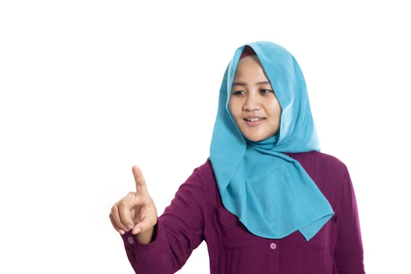 Портрет Азиатской Мусульманки Счастливо Улыбающейся Пальцем Указывающей Трогающей Виртуальный Экран — стоковое фото