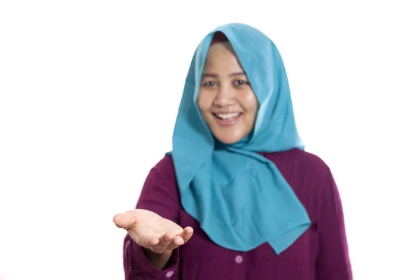 Asiatica Donna Affari Muslimah Indossa Sorriso Amichevole Mostrando Qualcosa Mano — Foto Stock