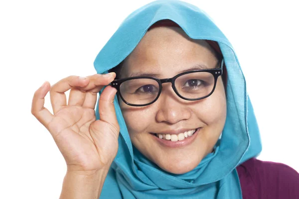 Portret Muzułmańskich Interesu Noszenie Hidżabu Dostosowując Jej Okulary Starając Się — Zdjęcie stockowe