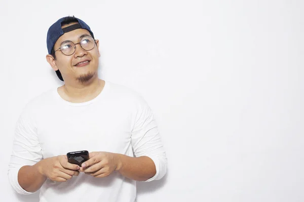 Jovem Asiático Homem Sorrindo Pensando Olhando Para Cima Enquanto Bate — Fotografia de Stock