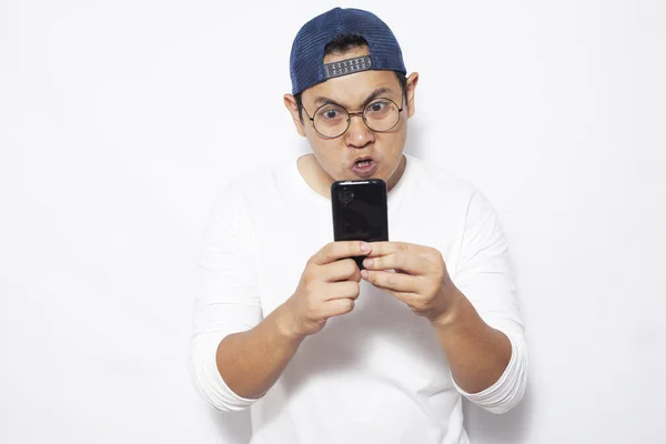 Привабливі Азіатських Юнак Читати Текстові Повідомлення Чаті Своєму Телефоні Mad — стокове фото