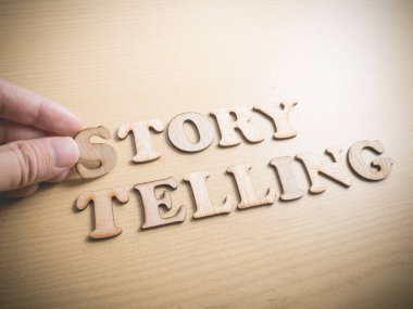 Hikaye anlatmaya ahşap kelime mektupta, motivasyon kendini geliştirme iş tipografi tırnak kavramı 