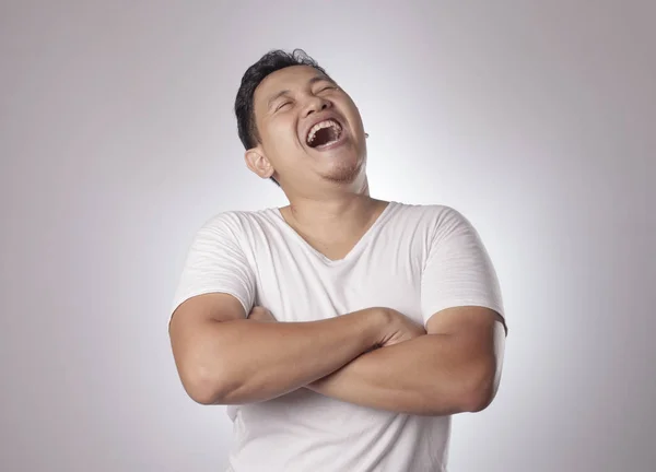 Портрет Молодого Азиата Непринужденной Белой Рубашке Смеющийся Показывающий Гордый Жест — стоковое фото