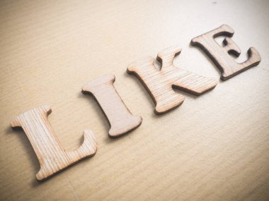 Ahşap mektupta, internet sosyal medya iş tipografi tırnak kavramı gibi kelime 