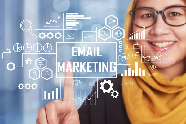 Businessconcept Zakenvrouw Schrijven Van Mail Marketing Woorden Virtueel Scherm Moderne — Stockfoto