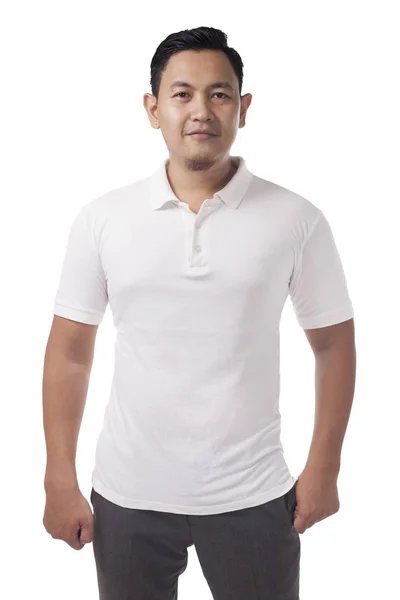 白色马球 T恤模仿 前视图 男模特穿普通白衬衫样机 马球衬衫设计模板 打印空白三通 — 图库照片